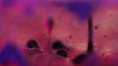 Köpük sıvısı. Yağ dokusu. Mürekkep damlası. Odaklanmamış neon mavisi pembe siyah, ıslak jel boya yüzen hareket sanatı soyut arka plan.