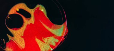 Mürekkep karıştırma arkaplanı. Sıvı boya. Akışkan sanat. Kırmızı siyah renkli boya lekeleri soyut hipnotik akış parlak lekeli yüzeyde yayılıyor..