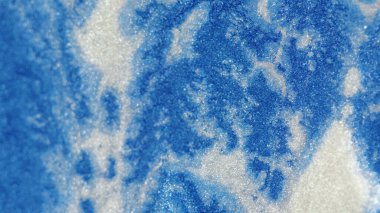 Parlak mürekkep. Parlak sıvı dokusu. Kar kristali akışı. Mavi beyaz renkte parıldayan metalik boya dökülmüş su bulanık sanat arkaplanda harmanlanmış hareket.