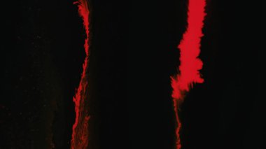 Boya damlası. Mürekkep akıyor. Sıvı karışımı. Koyu siyah sanat soyut grunge arkaplan üzerinde açık alan üzerine kırmızı boya dökülme akışı karışık dalga hareketi.