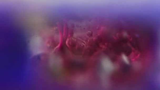 Fluido Burbujas Textura Aceite Pinta Gota Agua Desenfocado Neón Azul — Vídeos de Stock