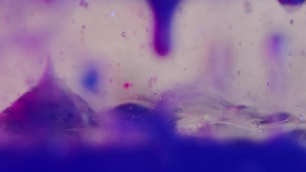 Gelee Blasen Gelflüssigkeit Tropft Tintenwasser Defokussiert Neon Blau Lila Farbe — Stockvideo