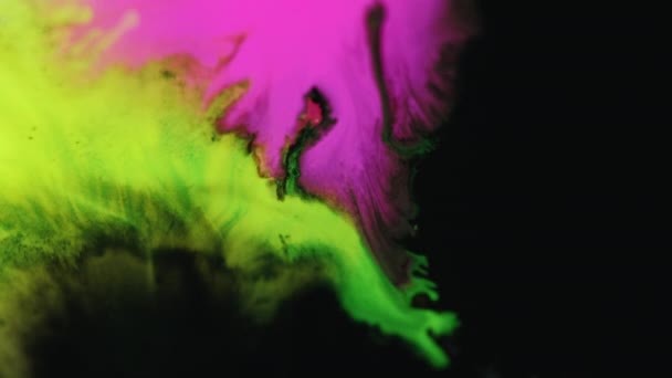 こぼれを塗る インク水の流れ ウェットスプラッシュ 輝くネオンイエローグリーンマゼンタピンク黒色流動波ミックスオープナーモーションアート抽象的な背景 — ストック動画