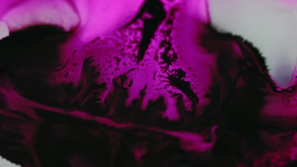 油漆流 墨水混合波 脱色霓虹红紫色紫色黑色丙烯酸液体混合运动粒子质感艺术抽象背景 — 图库视频影像