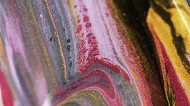 Parlak sıvı dokusu. Boya akışı. Pembe altın rengi parlak metalik mürekkep karışımı hareket. Odaklanmamış sanat soyut arkaplanı üzerinde fotokopi alanı ile.