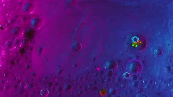 Abstrakt Bakgrund Glitter Färgblandning Mousserande Ämne Fluorescerande Blå Lila Korn — Stockvideo