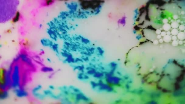 摘要背景 液体色素 保留混合艺术 白油油墨圆滴 黑色粉红 黄色涡旋 点滴漂浮在乳汁中 动作迷人 — 图库视频影像