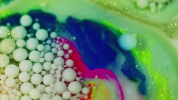 Paint Schwebenden Hintergrund Tintenmischung Buntes Ölwasser Milchweiß Runde Tropfenblase Lebhaft — Stockvideo