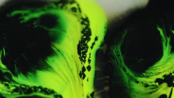 Fluxo Mistura Tinta Derrame Líquido Néon Borrão Brilhante Verde Amarelo — Vídeo de Stock