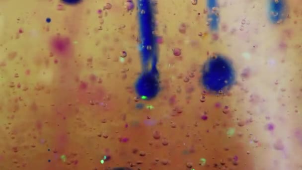 凝胶泡沫质感 油漆滴落 果冻湿气模糊的黄色蓝色粉红半透明闪光液墨水圈浮动运动艺术抽象背景 — 图库视频影像