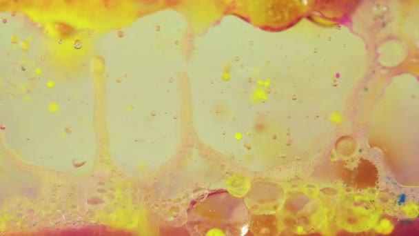 Bubbelvätska Oljestruktur Måla Vattendroppe Gul Rosa Blå Färg Transparent Skum — Stockvideo