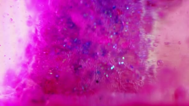 カラーフォームバブル 水を塗る 不分割された明るいピンクの青色の紫色の光沢のあるフルーツのインクのスプラッシュ浮遊運動芸術の抽象的な背景 — ストック動画