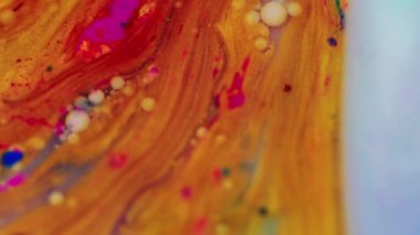 Soyut arkaplan. Boya baloncukları. Akışkan sanat. Süt içinde beyaz yağ lekesi pembe mavi altın parıldayan sıvı hipnotik yaratıcı tasarımda yayılıyor..