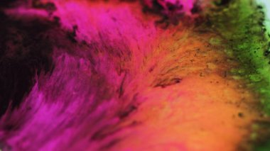 Boya dalgası. Mürekkep akışı. Neon sıvısı karışımı. Pembe, parlak, turuncu, yeşil, simli, parlak su. Hareket parçacıklarının dokusunu harmanlıyor. Sanat soyut arka plan..