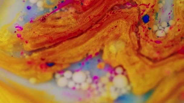Abstracte Achtergrond Vloeibare Mix Kleurrijke Acrylbelletjes Heldere Blauwe Melk Olie — Stockvideo