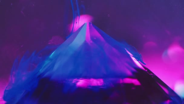 墨水水底 彩色烟雾 雾艺术 粉红紫光下透明玻璃金字塔顶部的霓虹灯蓝色光滑纹理抽象雾 — 图库视频影像