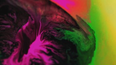 Mürekkep karışımı. Neon sıvısı dökülmüş. Parlak, mor, mor, yeşil, siyah renkte bulanık boya dalgası, hareket parçacıkları, soyut arkaplan dokusu..