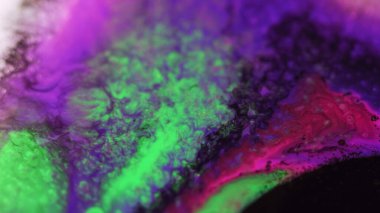 Boya dökülmüş. Neon sisi. Pembe, parlak, yeşil, siyah, mürekkep, su karışımı, damlalar, dalga hareketleri, soyut arka plan..