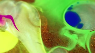 Suyu boya. Renkli yağ balonu. Odaklanmamış neon yeşil, sarı, mavi, karışık, sisli, şeffaf, simli, sıvı, yüzen, soyut sanat arkaplanı..