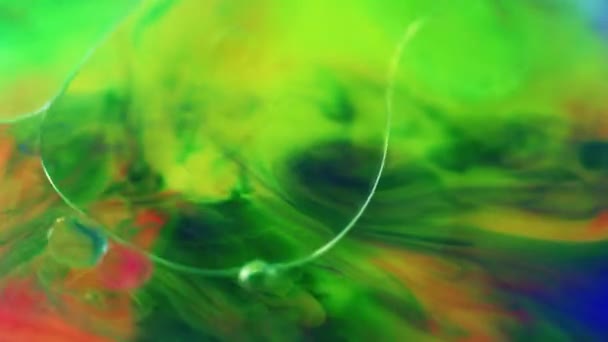 Kleur Inkt Water Oliebel Defocused Neon Groen Geel Blauw Roze — Stockvideo