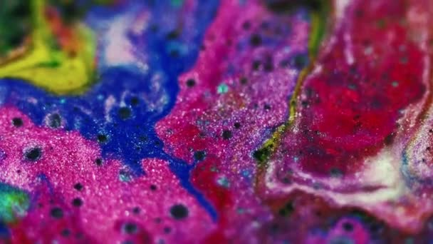 Flujo Purpurina Húmeda Mezcla Pintura Desenfocado Púrpura Rosa Azul Amarillo — Vídeos de Stock
