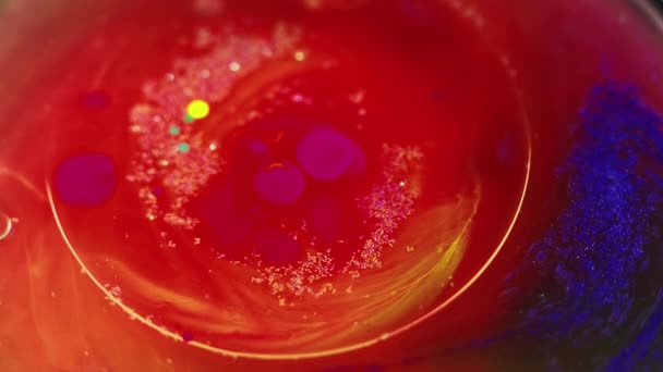 Verf Water Glitter Olie Zeepbel Defocused Helder Rood Blauw Roze — Stockvideo