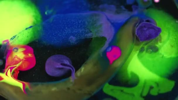 Inktwaterdruppel Olie Bellen Defocused Neon Groen Blauw Roze Kleur Glitter — Stockvideo