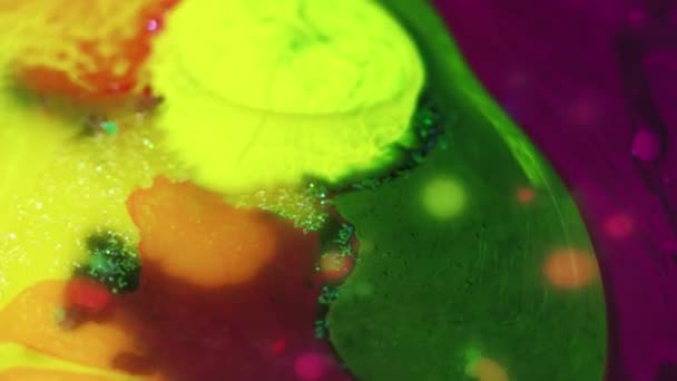 Kleurstof Inktwatermix Neon Groen Geel Paars Kleurstof Mix Stroom Glitter — Stockvideo