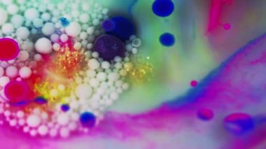 Soyut arkaplan. Pigment karışımı. Yağlı sıvı leke. Parıldayan parçacıklar üzerine yayılan pembe yağ lekesi beyaz mor kabarcıklar ile madde yüzeyi.