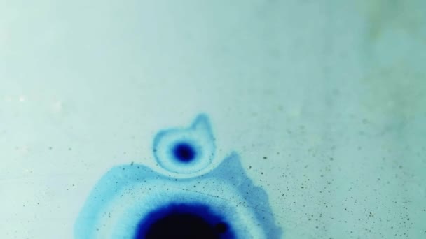墨水掉了油漆飞溅 染料斑斑 蓝色黑色梯度流体湿渍扩散运动颗粒纹理抽象空隙背景 — 图库视频影像