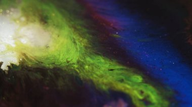 Boya sıçraması. Parlak sis dokusu. Odaklanmamış neon yeşil mavi beyaz siyah renkli parlak mürekkepli su dalgası hareket sanatı soyut arka plan.