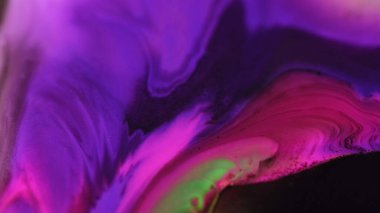 Boya damlası. Mürekkep akışı. Neon sıvısı karışımı. Bulanık pembe yeşil renk gradyanı ıslak boya su harmanlama hareket parçacıkları desen soyut arkaplan.