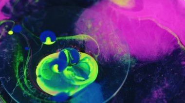 Boya damlası. Mürekkepli su sıçraması. Emülsiyon balonu. Parlak neon yeşil pembe renk yağ dokusu koyu renk sanat soyut arkaplan üzerinde sıvı karışımı hareket.