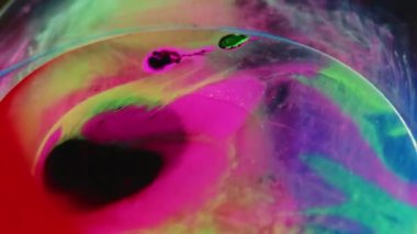 Neon dumanı. Su kabarcığını boya. Odaklanmamış pembe mavi renkli sis dokusu koyu soyut sanat arka planında yüzen yağ damlası karışımı..