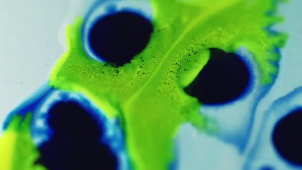Een Inktdruppel Verf Waterstroom Gedeocaliseerde Heldere Neon Groen Blauw Zwarte — Stockvideo