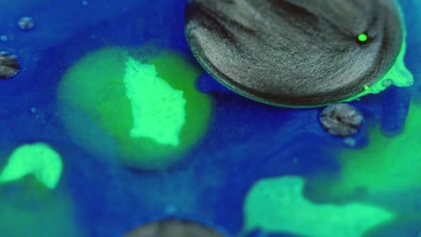 抽象的な背景 バブルを混ぜる カラフルな流動アート 催眠クリエイティブデザインのブルーグリーン透明液に広がるブラックグレーオイルの消臭 — ストック動画