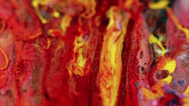 Glitzernde Tinte Fließt Farbmischung Defokussiert Hell Rot Gelb Schimmernde Partikel — Stockvideo
