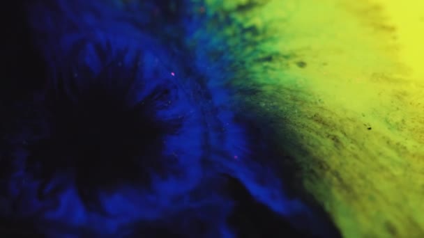墨水掉了在水里喷涂油漆 湿淋淋的 脱色的黄色蓝色黑色闪光液体污迹扩散混合波流揭示运动抽象艺术背景 — 图库视频影像
