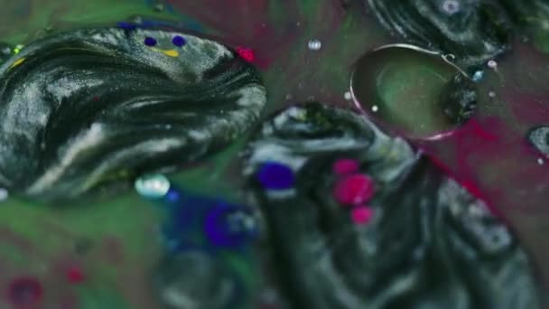 摘要背景 液体色素 保留混合艺术 晶莹的灰色粉红蓝色圆形滴滴透明脂肪点漂浮在绿色墨水中 — 图库视频影像