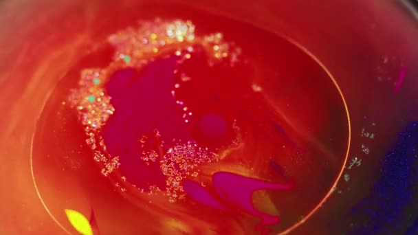 Kleurstof Inktwatermix Gedempt Rood Roze Blauw Gouden Glitter Textuur Olieverf — Stockvideo