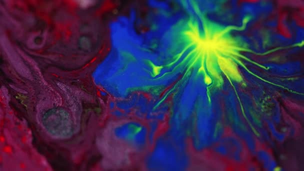 油漆滴落 墨水和水混在一起 湿淋淋的 脱色霓虹灯绿色蓝色红色液体波混合流运动抽象艺术背景 — 图库视频影像