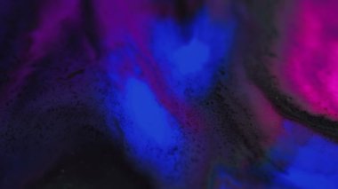 Mürekkep karışımı. Su karışımı boya. Odaklanamayan parlak neon mavisi mor siyah akrilik akışkan dalga akış parçacıkları desen soyut arkaplan.