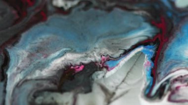 Mermer mürekkep dokusu. Boya karıştırılmış su. Odaklanmamış mavi beyaz siyah renk sıvı simli parçacıklar hareket sanatı soyut arkaplan.