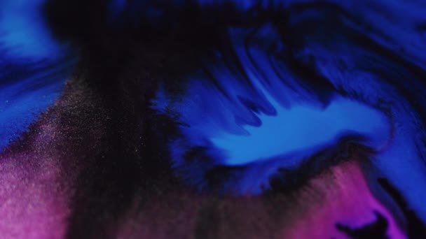 油墨混合流动 中子液体溢出 模糊发亮的蓝色紫色黑色颜料混合波纹运动粒子纹理深色艺术抽象背景 — 图库视频影像