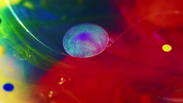 Burbujas Aceite Fluido Color Agua Tinta Desenfocado Rojo Brillante Azul — Vídeos de Stock