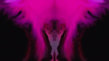 Boya soyut bir arka plan. Odaklanmamış neon morumsu pembe renkli mürekkep suyu akışı hareket simetrik süs parçacıkları sanat dokusunu ortaya çıkarıyor.