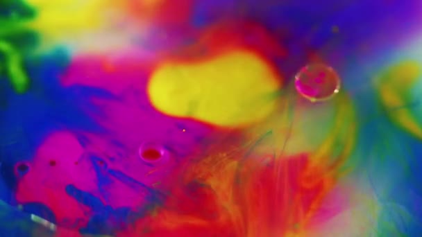 Kleur Inkt Water Oliebel Gedempte Neon Magenta Roze Blauw Gele — Stockvideo