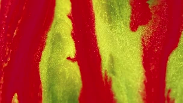 Блестящие Чернила Капают Наливание Краски Ослабленный Ярко Красный Желтый Цвет — стоковое видео