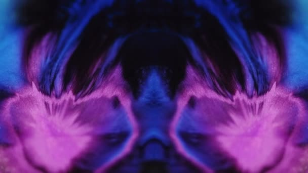 Glitzernde Tinte Fließt Kaleidoskopgestaltung Verwischen Glühend Neon Lila Rosa Blau — Stockvideo