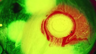 Boya damlası. Mürekkepli su sıçraması. Emülsiyon balonu. Parlak neon sarısı yeşil renk yağ dokusu koyu renk sanat soyut arkaplan üzerinde sıvı karışımı hareket.